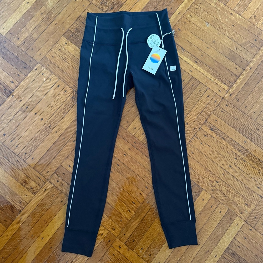 NWT Vuori Daily Piped Legging